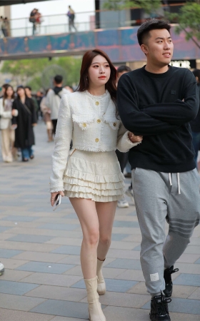 短靴白裙小香风