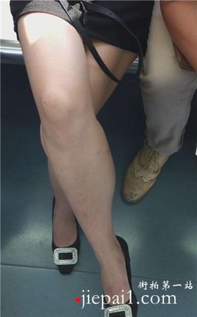 地铁上偶遇带着墨镜的美腿性感女孩。