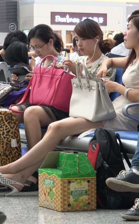候车室长腿MM，虽然没有脱鞋，但足底已露出大半
