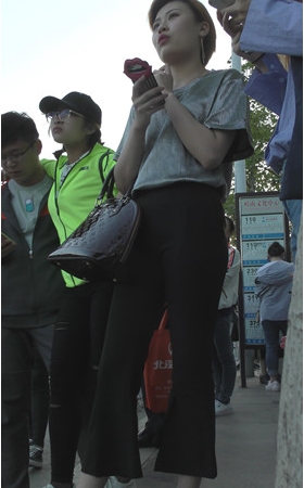 等车的短发黑裤小姐姐