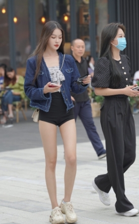 热裤大长腿美女 真迷人