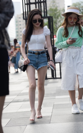 长腿短牛美女