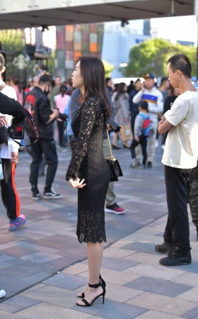 黑色镂空连体裙美女
