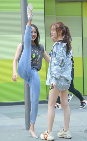 牛仔裤魅力长发女孩