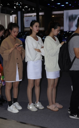 排队的肉丝小姐姐
