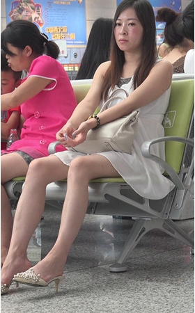 白裙美腿妹子
