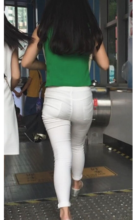绿衣紧身白裤美女