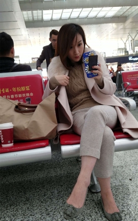 高铁站拍摄短发白肤漂亮美少妇