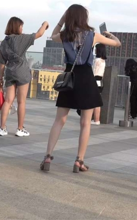 极品粉嫩的街拍美足短裙MM [1.12 GB/AVI]