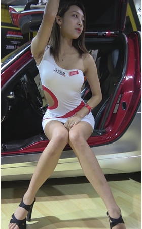 性感的连体衣车模小姐姐