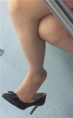 地铁上挑鞋的肉色丝袜美足少妇