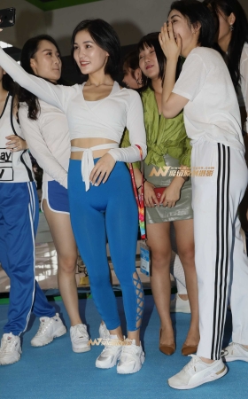 瑜伽裤美女忙着自拍 [26P]