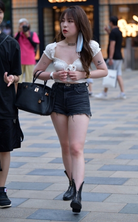 白皙热裤美女