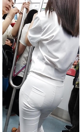 地铁里的紧身白裤