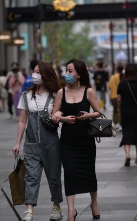 包屯裙美女