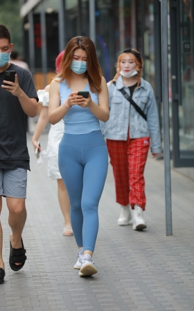 丰满性感蓝色瑜伽裤女友
