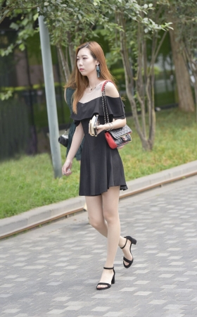 超薄肉丝短裙美女