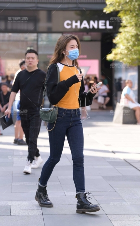 秋意紧牛美女 [16P]