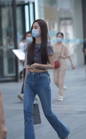牛仔裤小姐姐