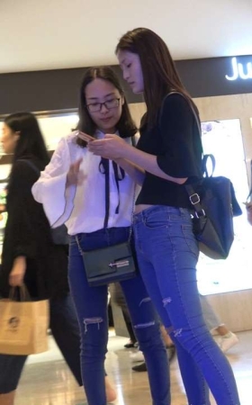 4K - 黑衣服紧身蓝牛街拍气质文静美女姐姐逛商场[0.97 GB]