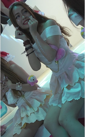 漂亮的白裙美模