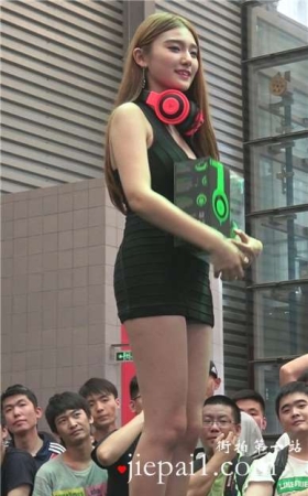 舞台上性感紧身包臀超短裙美女。