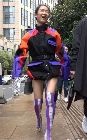 4K - 穿衣打扮有点另类的高跟街拍美女 [1.23 GB/MP4]