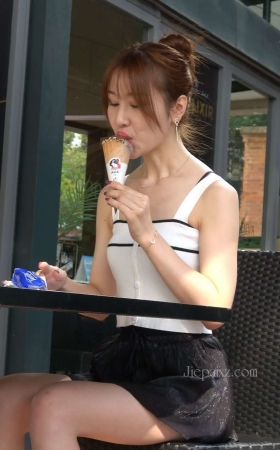 4K - 吃雪糕的小清新街拍美女 [2.05 GB/MP4]