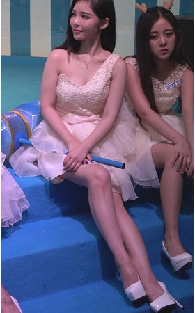白嫩长腿美女