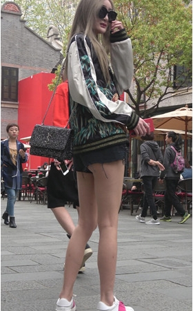 戴着墨镜的黑色热裤美女
