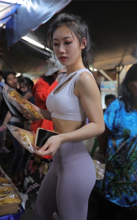 灰色瑜伽裤美女