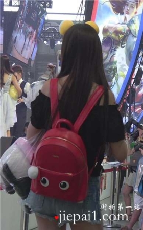 偶遇超短牛仔热裤女孩，小PP都露出来咯。