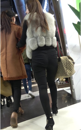 漂亮的黑紧裤美女