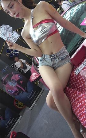牛仔热裤车模小姐姐
