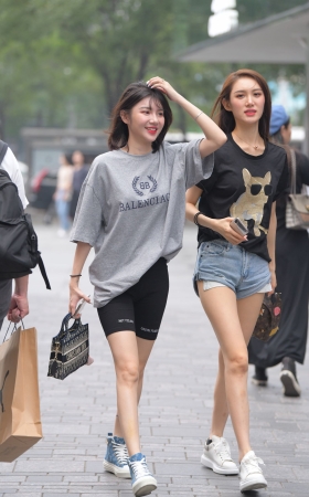 逛街的紧身裤美女