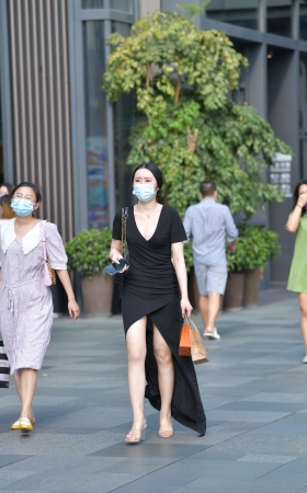 V领黑色长裙小姐姐