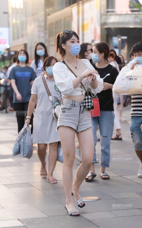 微胖的热裤女友 [15P]