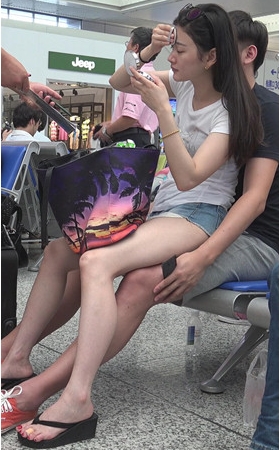 坐在男友腿上的漂亮美女