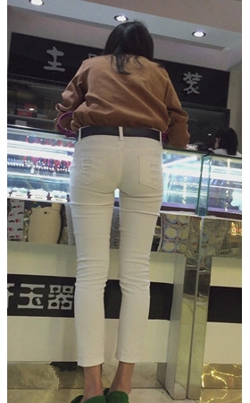 柜台前的白裤美女