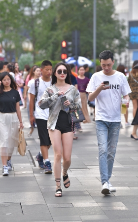 诱人的大白腿美女