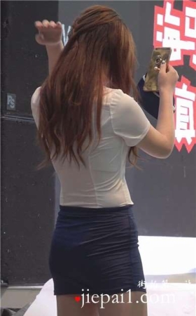 颜值身材都超级棒的showgirl，包臀裙配高跟鞋更赞。