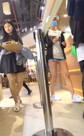 超短牛仔热裤性感小美女