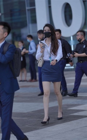 还在上班的蓝裙美女