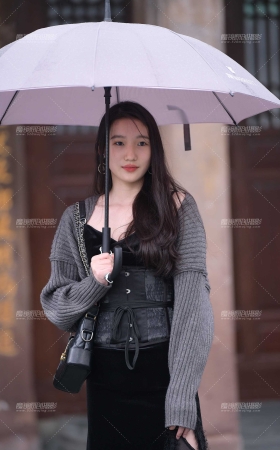 细雨下的黑丝高跟小姐姐 [18P]