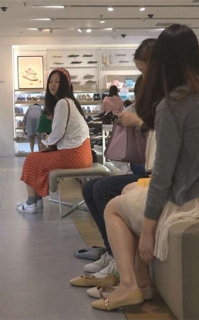 鞋店两位美女试鞋子的场景