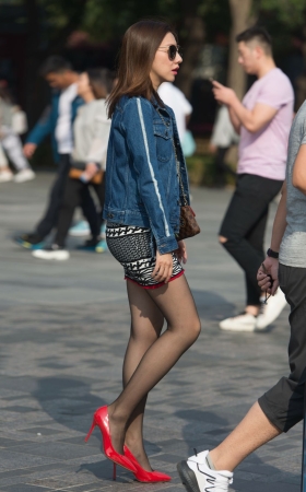 黑丝红高包屯裙大长腿美女