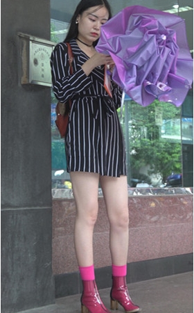 怕晒黑的白腿红鞋小姐姐