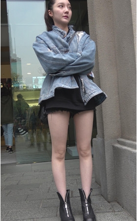 漂亮的黑色热裤白腿美女