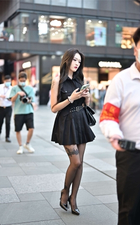 黑色短裙美背纹身黑丝
