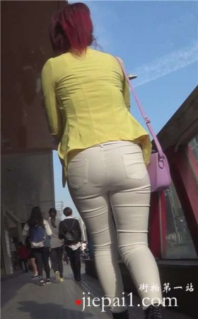 街拍肉肉的圆臀紧身裤美女 [979 MB]